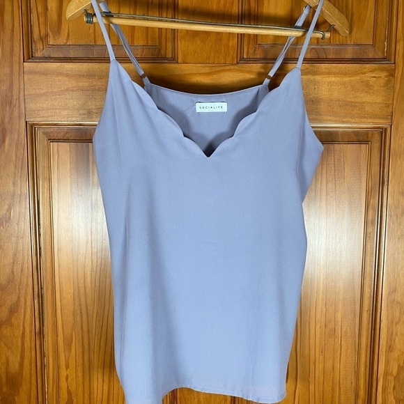 Like New Socialite Scallop Cami Tank in Dusty Lavender - Picture 4 of 8